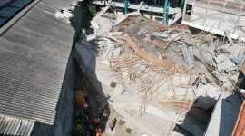 Tim SAR menggunakan alat berat mengevakuasi korban reruntuhan Ponpes Al Khoziny Sidoarjo. (Dok. Bnpb)