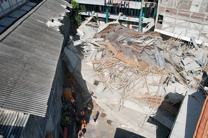 Tim SAR menggunakan alat berat mengevakuasi korban reruntuhan Ponpes Al Khoziny Sidoarjo. (Dok. Bnpb)