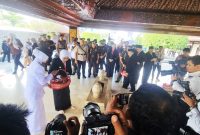Gubernur jatim Khofifah menaburkan bunga di makam kedua orang Bung Karno yakni  R. Soekeni Sosrodihardjo dan Ida Ayu Nyoman Rai. 