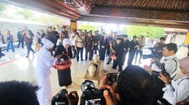 Gubernur jatim Khofifah menaburkan bunga di makam kedua orang Bung Karno yakni  R. Soekeni Sosrodihardjo dan Ida Ayu Nyoman Rai. 