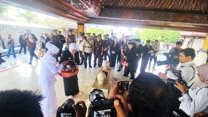 Gubernur jatim Khofifah menaburkan bunga di makam kedua orang Bung Karno yakni  R. Soekeni Sosrodihardjo dan Ida Ayu Nyoman Rai. 