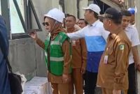 Wakil Bupati Sidoarjo, Hj. Mimik Idayana meninjau progres pembangunan SDN Suko, Kecamatan Sukodono, Sidoarjo , Jawa Timur.