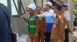 Wakil Bupati Sidoarjo, Hj. Mimik Idayana meninjau progres pembangunan SDN Suko, Kecamatan Sukodono, Sidoarjo , Jawa Timur.