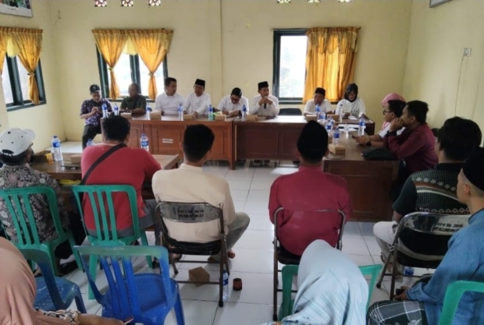Ketua KP3, Sampang, Suyono, M.Si saat Mimpin Rapat Sosialisasi Antisipasi Kelangkaan dan Penyelewengan Pupuk Bersubsidi, dihadiri Segenap Perwakilan Dinas pertanian, Dinas perdagangan, DPRD kab. Sampang, Kejaksaan, Kepolisian/Polres, TNI Kodim 0828, dan perwakilan DLH.