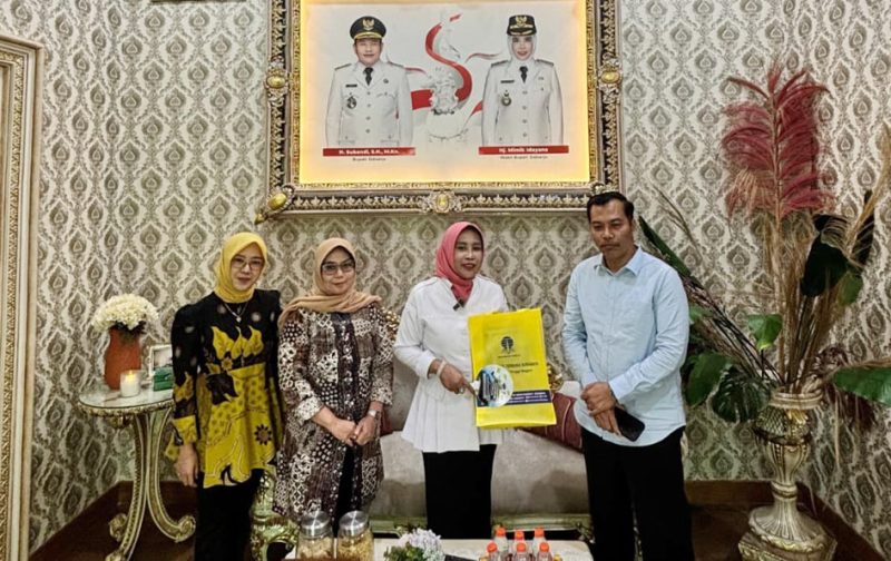 Wakil Bupati Sidoarjo, Hj. Mimik Idayana, menerima audiensi dari Universitas Terbuka (UT) Surabaya pada Rabu siang, (19/11/2025), sekitar pukul 12.00 WIB.