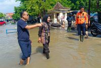 Wakil Bupati Sidoarjo Hj Mimik Idayana langsung melakukan inspeksi mendadak (sidak) ke kawasan Bunderan Gading Fajar dan Sidokare, Kecamatan Kota Sidoarjo, Kamis (20/11/2025).