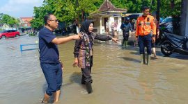 Wakil Bupati Sidoarjo Hj Mimik Idayana langsung melakukan inspeksi mendadak (sidak) ke kawasan Bunderan Gading Fajar dan Sidokare, Kecamatan Kota Sidoarjo, Kamis (20/11/2025).