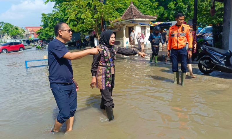 Wakil Bupati Sidoarjo Hj Mimik Idayana langsung melakukan inspeksi mendadak (sidak) ke kawasan Bunderan Gading Fajar dan Sidokare, Kecamatan Kota Sidoarjo, Kamis (20/11/2025).