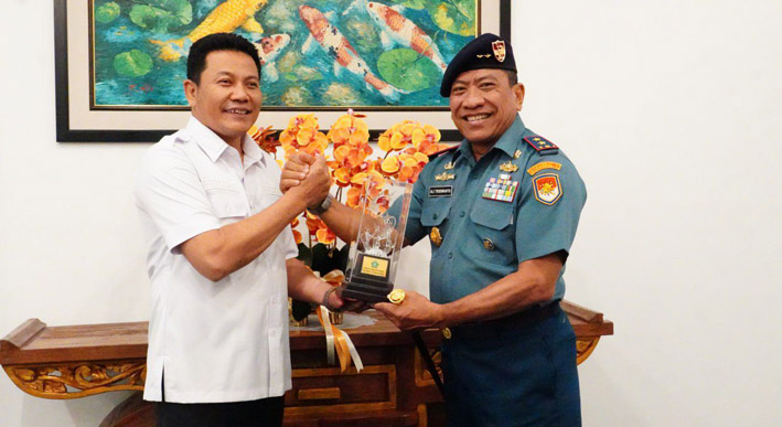 Bupati Sidoarjo H.Subandi, SH.,M.Kn menerima Courtesy Call (CC)/Kunjungan Komandan Komando Daerah TNI AL Laksda TNI Ali Triswanto, S.E., M.Si., di Pendopo Delta Wibawa Sidoarjo,Rabu (5/11/2025).