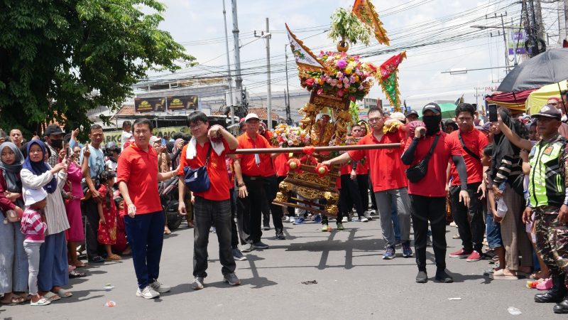 Kirab Ritual dan Budaya dalam rangka merayakan Shen Dien Y.M. Kongco Kong Tek Cun Ong yang dihadiri langsung oleh Bupati Sidoarjo H. Subandi di Kelenteng Teng Swie Bio Krian, Minggu (2/11).