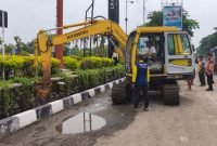Alat berat dikerahkan untuk mengeruk semua saluran air di depan Lippo Mal Sidoarjo. 