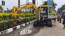 Alat berat dikerahkan untuk mengeruk semua saluran air di depan Lippo Mal Sidoarjo. 