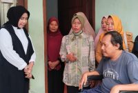 Wakil Bupati Sidoarjo, Hj. Mimik Idayana, saat salurkan bantuan kursi roda di wilayah Kecamatan Porong, pada Senin (24/11/2025).