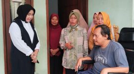 Wakil Bupati Sidoarjo, Hj. Mimik Idayana, saat salurkan bantuan kursi roda di wilayah Kecamatan Porong, pada Senin (24/11/2025).