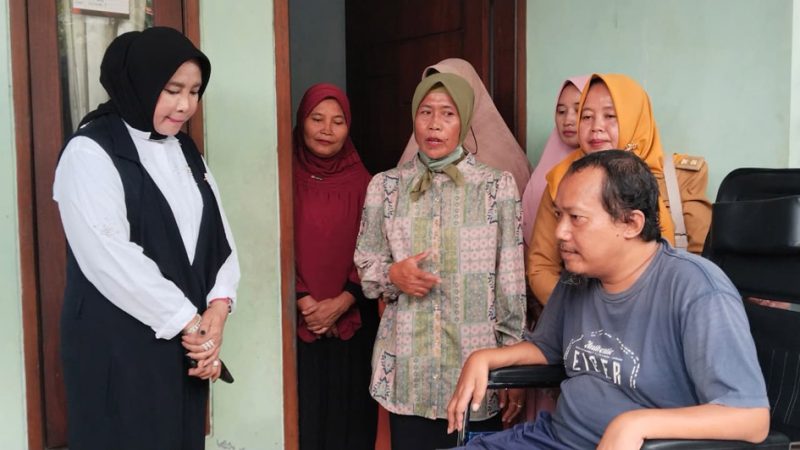 Wakil Bupati Sidoarjo, Hj. Mimik Idayana, saat salurkan bantuan kursi roda di wilayah Kecamatan Porong, pada Senin (24/11/2025).
