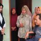 Wakil Bupati Sidoarjo, Hj. Mimik Idayana, saat salurkan bantuan kursi roda di wilayah Kecamatan Porong, pada Senin (24/11/2025).