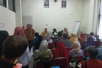 Wakil Bupati Sidoarjo, Hj. Mimik Idayana menyerahkan alat bantu dengar kepada 27 anak penyandang tunarungu dari 18 kecamatan di Sidoarjo, Senin (24/11/2025).