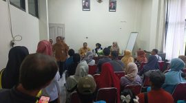 Wakil Bupati Sidoarjo, Hj. Mimik Idayana menyerahkan alat bantu dengar kepada 27 anak penyandang tunarungu dari 18 kecamatan di Sidoarjo, Senin (24/11/2025).
