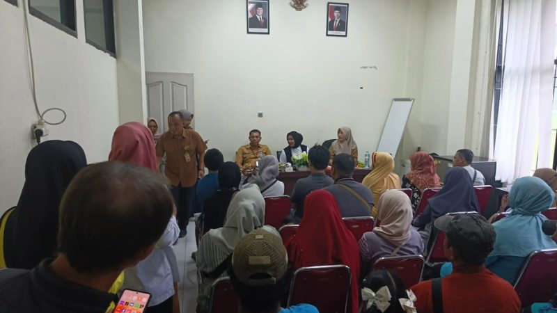Wakil Bupati Sidoarjo, Hj. Mimik Idayana menyerahkan alat bantu dengar kepada 27 anak penyandang tunarungu dari 18 kecamatan di Sidoarjo, Senin (24/11/2025).