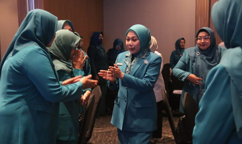 dr.Hj.Sriatun Subandi, Ketua TP PKK Kabupaten Sidoarjo dalam acara Rapat Kerja Daerah PKK Kabupaten Sidoarjo Tahun 2025, yang di gelar di Hotel Aston Kahuripan Sidoarjo, Rabu 26/11/2025.