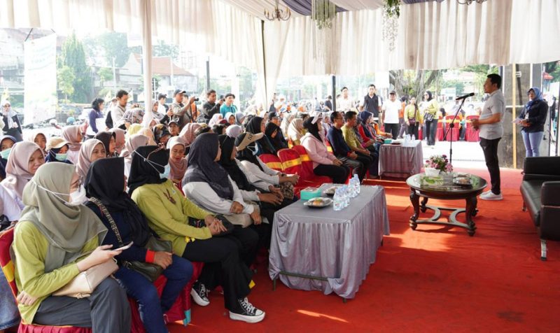 Bupati Sidoarjo, H. Subandi, membuka secara resmi Kampanye Penuntasan Tuberkulosis (TBC) yang diselenggarakan oleh Dinas Kesehatan (Dinkes) Sidoarjo di Alun-alun Sidoarjo, Minggu (9/11/2025).