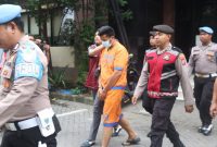 Pelaku saat digelandang di Polresta Sidoarjo.