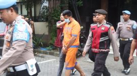 Pelaku saat digelandang di Polresta Sidoarjo.