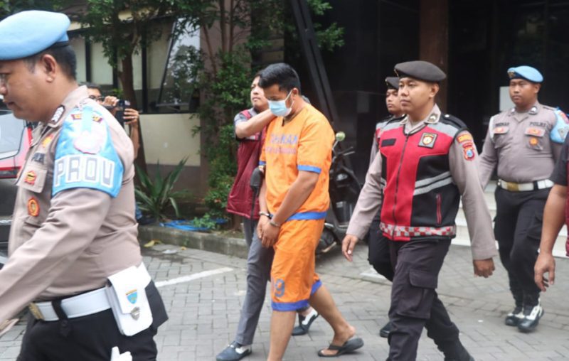 Pelaku saat digelandang di Polresta Sidoarjo.