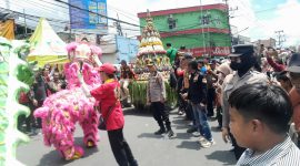 Polsek Krian Polresta Sidoarjo melaksanakan pengamanan dan pengaturan lalu lintas pada kegiatan Kirab Budaya Sedekah Bumi, dalam rangka perayaan Shen Dien YM Kongco Kong Tek Cun Ong umat Konghucu di Klenteng Tridarma Teng Swie Bio Krian, Minggu (2/11/2025).