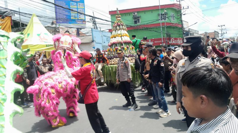 Polsek Krian Polresta Sidoarjo melaksanakan pengamanan dan pengaturan lalu lintas pada kegiatan Kirab Budaya Sedekah Bumi, dalam rangka perayaan Shen Dien YM Kongco Kong Tek Cun Ong umat Konghucu di Klenteng Tridarma Teng Swie Bio Krian, Minggu (2/11/2025).