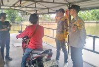 Bhabinkamtibmas Desa Krembangan Polsek Taman, Briptu Dicky, bersama perangkat desa memberikan himbauan kepada pemilik dan operator penyeberangan kapal di Desa Krembangan, Kecamatan Taman, pada Rabu (26/11/2025).