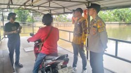 Bhabinkamtibmas Desa Krembangan Polsek Taman, Briptu Dicky, bersama perangkat desa memberikan himbauan kepada pemilik dan operator penyeberangan kapal di Desa Krembangan, Kecamatan Taman, pada Rabu (26/11/2025).