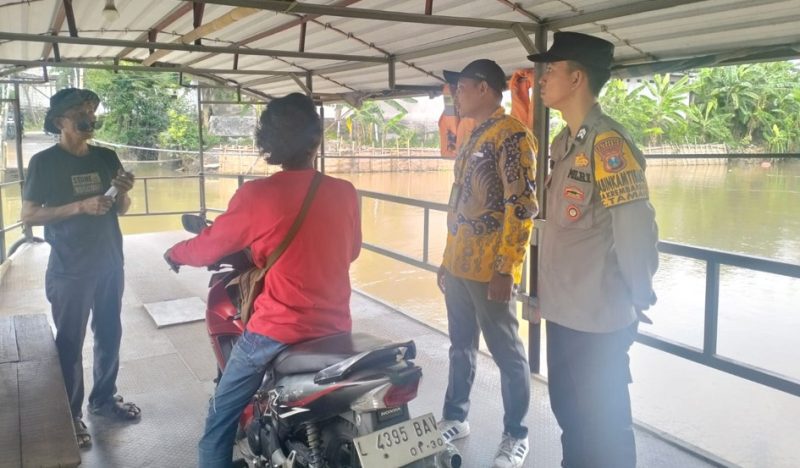Bhabinkamtibmas Desa Krembangan Polsek Taman, Briptu Dicky, bersama perangkat desa memberikan himbauan kepada pemilik dan operator penyeberangan kapal di Desa Krembangan, Kecamatan Taman, pada Rabu (26/11/2025).