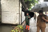 Bupati Sidoarjo H. Subandi turun langsung meninjau dua lokasi yang dilanda banjir, yaitu di ruas jalan perbatasan Desa Tambak Sawah dan Tambakrejo, Kecamatan Waru, pada Senin (24/11/2025) sore.