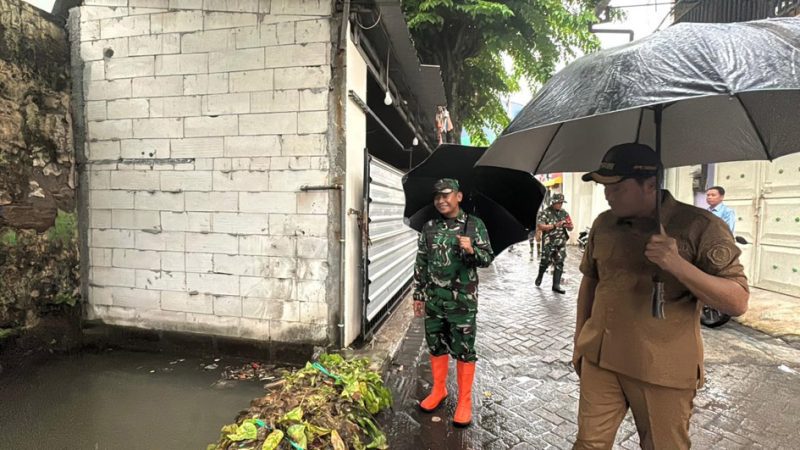 Bupati Sidoarjo H. Subandi turun langsung meninjau dua lokasi yang dilanda banjir, yaitu di ruas jalan perbatasan Desa Tambak Sawah dan Tambakrejo, Kecamatan Waru, pada Senin (24/11/2025) sore.