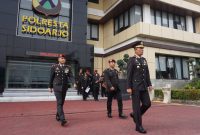 Pejabat Utama Polresta Sidoarjo, Kapolsek jajaran, anggota Polri dan ASN melaksanakan Upacara Peringatan Hari Pahlawan, di Lapangan Apel Mako Polresta Sidoarjo pada Senin (10/11/2025).