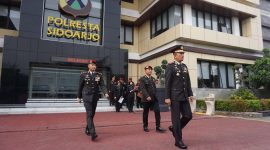 Pejabat Utama Polresta Sidoarjo, Kapolsek jajaran, anggota Polri dan ASN melaksanakan Upacara Peringatan Hari Pahlawan, di Lapangan Apel Mako Polresta Sidoarjo pada Senin (10/11/2025).