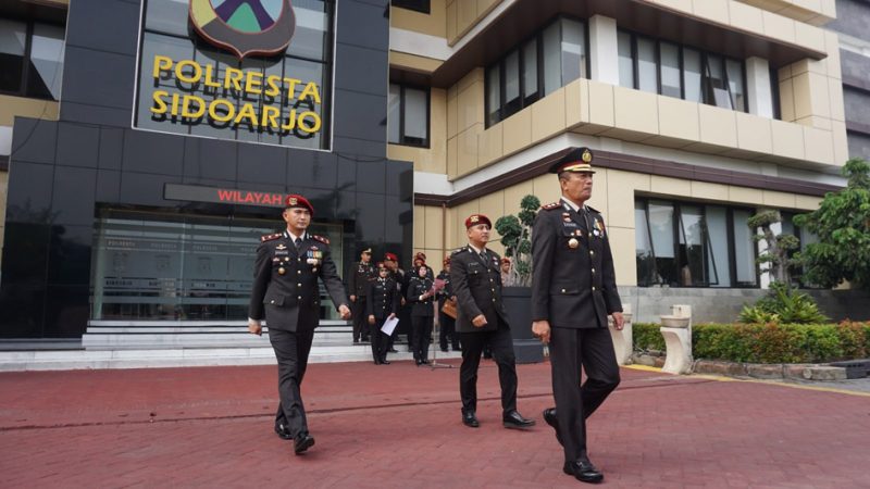 Pejabat Utama Polresta Sidoarjo, Kapolsek jajaran, anggota Polri dan ASN melaksanakan Upacara Peringatan Hari Pahlawan, di Lapangan Apel Mako Polresta Sidoarjo pada Senin (10/11/2025).