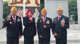 Wakil Bupati Sidoarjo Hj. Mimik Idayana foto bersama para veteran pejuang 1945 usai upacara.