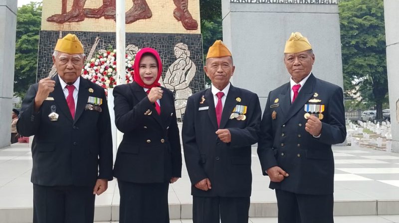 Wakil Bupati Sidoarjo Hj. Mimik Idayana foto bersama para veteran pejuang 1945 usai upacara.