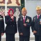 Wakil Bupati Sidoarjo Hj. Mimik Idayana foto bersama para veteran pejuang 1945 usai upacara.