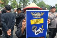 Massa pendemo dari kelompok masyarakat sipil yang tergabung dalam Aliansi Rakyat Sidoarjo Anti Korupsi (ARSAK) turun ke jalan memperingati Hari Antikorupsi Sedunia yang jatuh pada hari ini, Selasa (9/12/2025).