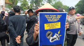 Massa pendemo dari kelompok masyarakat sipil yang tergabung dalam Aliansi Rakyat Sidoarjo Anti Korupsi (ARSAK) turun ke jalan memperingati Hari Antikorupsi Sedunia yang jatuh pada hari ini, Selasa (9/12/2025).