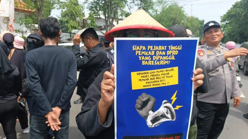 Massa pendemo dari kelompok masyarakat sipil yang tergabung dalam Aliansi Rakyat Sidoarjo Anti Korupsi (ARSAK) turun ke jalan memperingati Hari Antikorupsi Sedunia yang jatuh pada hari ini, Selasa (9/12/2025).