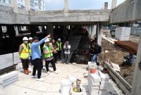 Bupati Sidoarjo H. Subandi melakukan sidak pada proyek pembangunan Double Deck Parking RSUD R.T. Notopuro Sidoarjo, Jumat (5/12/2025).