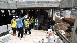 Bupati Sidoarjo H. Subandi melakukan sidak pada proyek pembangunan Double Deck Parking RSUD R.T. Notopuro Sidoarjo, Jumat (5/12/2025).