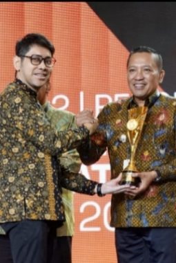 Raih Penghargaan Kabupaten Terinovatif 3 Kali Berturut, H. Slamet Junaidi Harumkan Sampang di Mata Nasional 