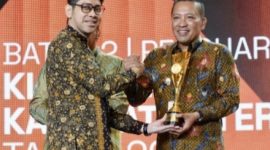 Hebat Bermartabat, Bupati Sampang H. Slamet Junaidi Tampak Berwibawa Harumkan Kabupaten Sampang, Dengan Torehan Prestasi Penghargaan Kategori Kabupaten Terinovatif, Dalam Ajang Innovative Government Award (IGA) 2025, di Kempinski Grand Ballroom, Jakarta, Rabu (10/12/2025).
