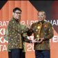 Hebat Bermartabat, Bupati Sampang H. Slamet Junaidi Tampak Berwibawa Harumkan Kabupaten Sampang, Dengan Torehan Prestasi Penghargaan Kategori Kabupaten Terinovatif, Dalam Ajang Innovative Government Award (IGA) 2025, di Kempinski Grand Ballroom, Jakarta, Rabu (10/12/2025).