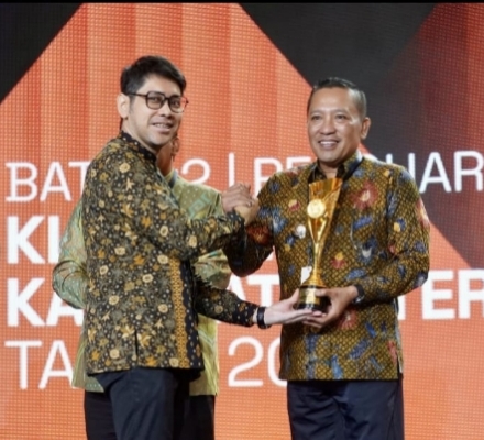 Hebat Bermartabat, Bupati Sampang H. Slamet Junaidi Tampak Berwibawa Harumkan Kabupaten Sampang, Dengan Torehan Prestasi Penghargaan Kategori Kabupaten Terinovatif, Dalam Ajang Innovative Government Award (IGA) 2025, di Kempinski Grand Ballroom, Jakarta, Rabu (10/12/2025).